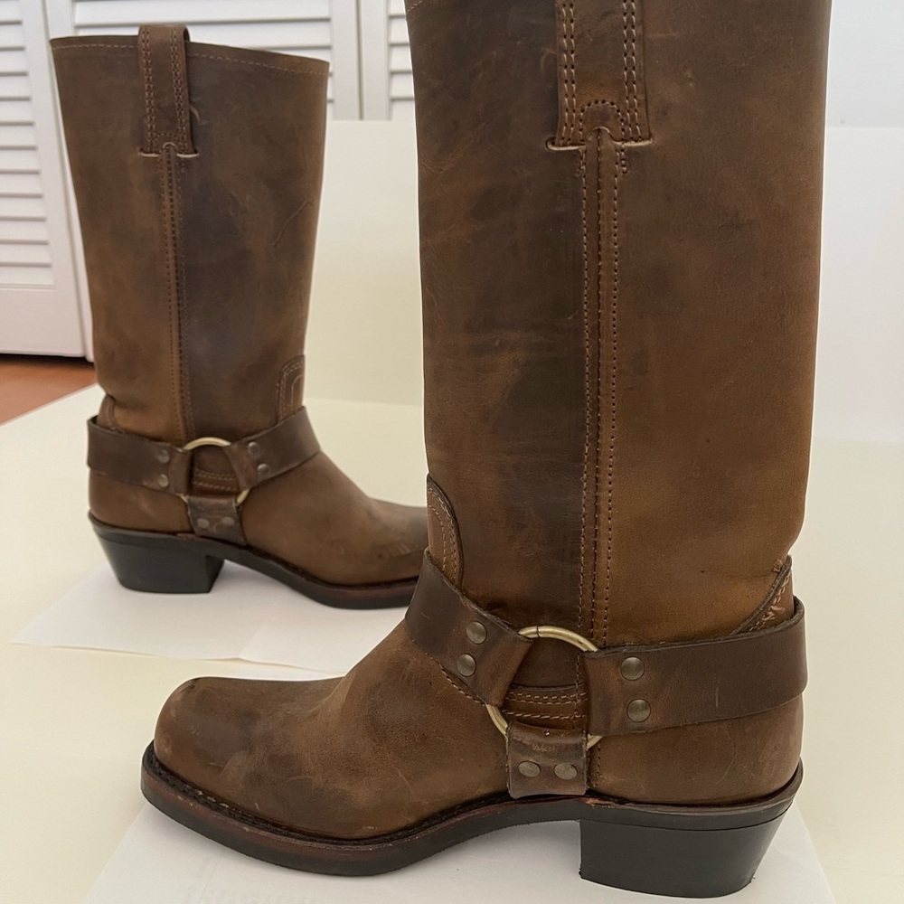 Frye Harness 12R boots in color tan